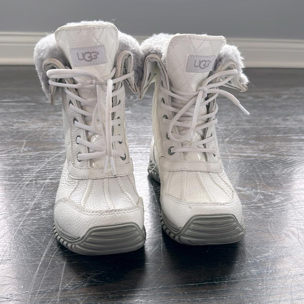 UGG Adirondack boots, White and grey, size 6. Waterproof and cozy!